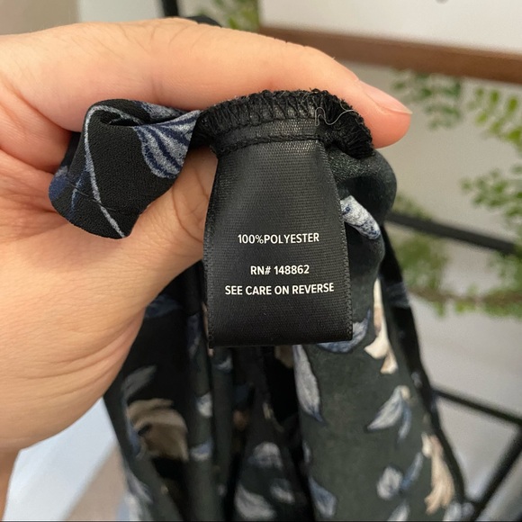 Torrid|00|Black Floral Pattern Short Sleeve V Neck Elastic Waist Blouse - Picture 5 of 9